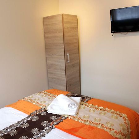 Hr Accommodation Londra Esterno foto
