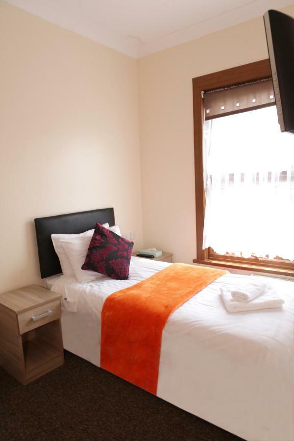 Hr Accommodation Londra Esterno foto