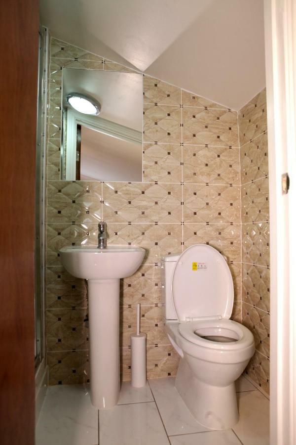 Hr Accommodation Londra Esterno foto